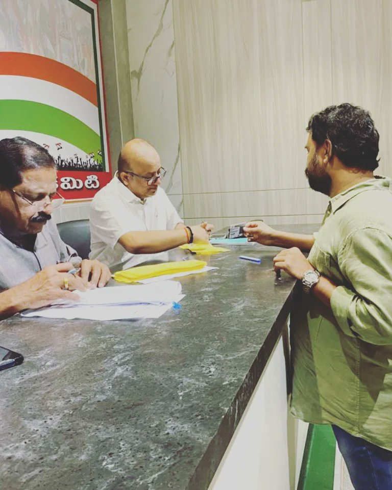 ADayakarINC's tweet photo. అఖిల భారత కాంగ్రెస్ కమిటీ (AICC) అధ్యక్ష పదవి ఎన్నికల్లో భాగంగా ఈరోజు గాంధీభవన్ లో ఓటు హక్కు వినియోగించుకోవడం జరిగింది.

@INCIndia #SoniaGandhi @priyankagandhi @kcvenugopalmp @manickamtagore @digvijaya_28 @Jairam_Ramesh @revanth_anumula @INCTelangana 
#AICC #President #PolingDay https://t.co/zXxEHb4hGj