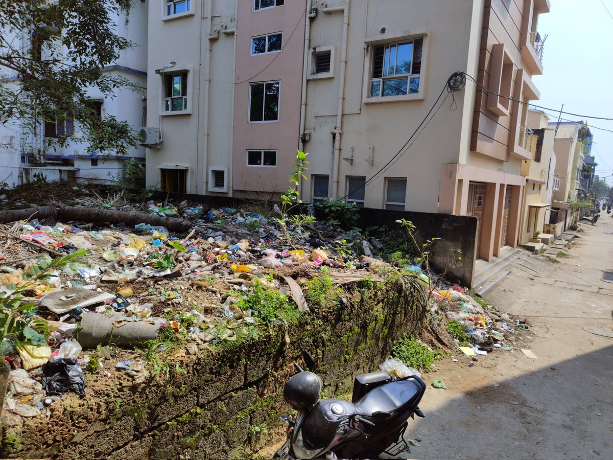i_satyajeet's tweet photo. Ward No. 47,Mahanadivihar near Akhandalamani temple road needs Sanitisation urgently as the place has become dumping yard of garbage by the locals
 @pavankalyan
 @CMCCuttack
 @CMO_Odisha
@TeamSilverCity https://t.co/9BclpXo0iH