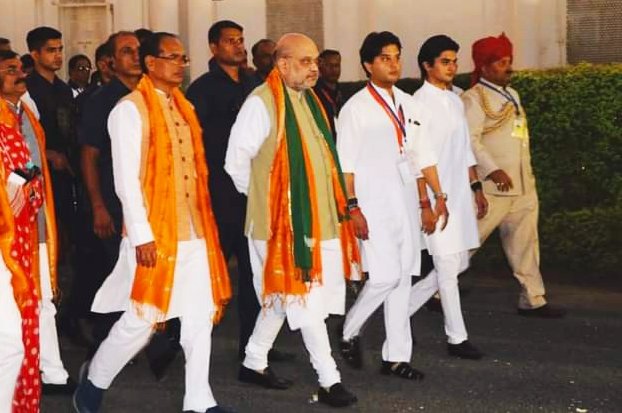 राजपथ से कर्तव्यपथ की ओर अग्रसर-- भारत के गृहमन्त्री, मध्यप्रदेश के मुख्यमन्त्री एवं ग्वालियर महाराज! 🇮🇳

<a href="/AmitShah/">Amit Shah</a> <a href="/ChouhanShivraj/">Shivraj Singh Chouhan</a> <a href="/JM_Scindia/">Jyotiraditya M. Scindia</a>