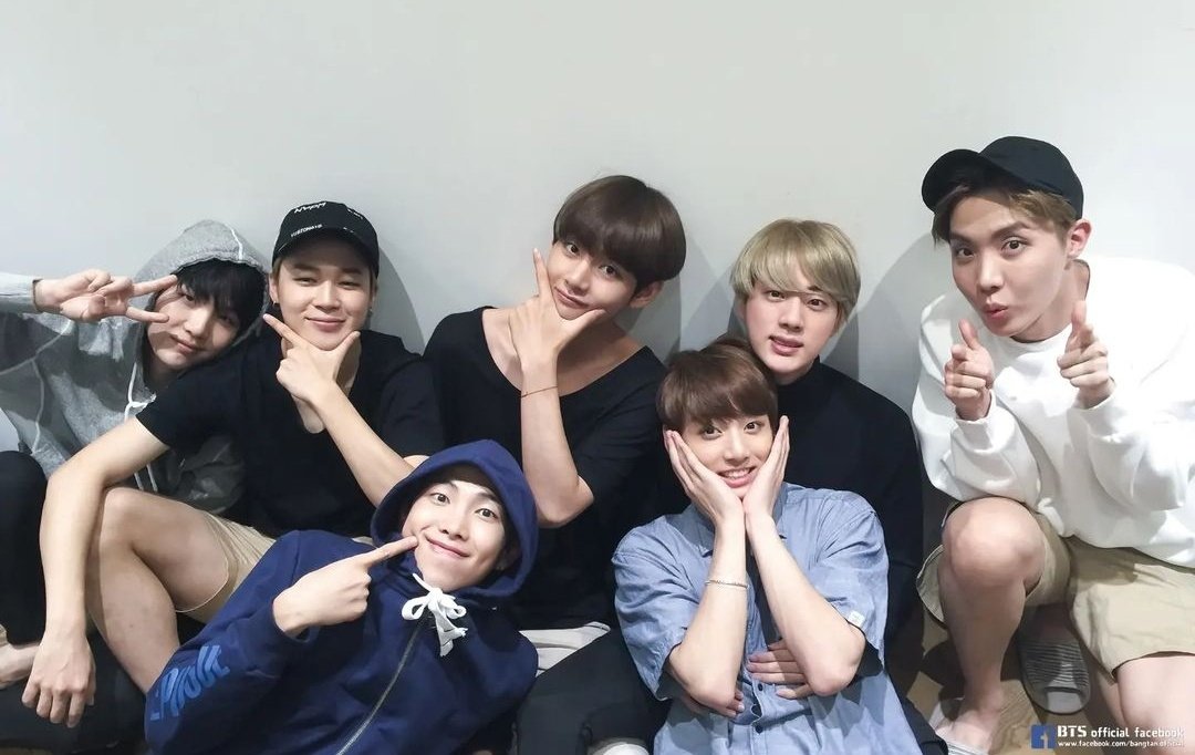 aechauw's tweet photo. Bingung harus sedih atau seneng, seneng karna kalian jd warga negara yg baik dan sedih karna akan ketemu ditahun 2025 tp gpp itu sebentar. ARMY percaya sm speech member! ayo kita menua bersama. sampe ketemu 3tahun lagi, loveyou BTS!💫💜
BTS&amp;ARMY FOREVER💜😭
WE WILL WAIT FOR YOU https://t.co/GoaSfUBewA
