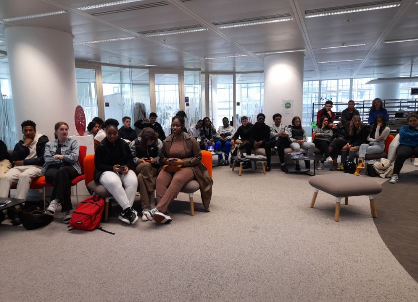 CCI_92's tweet photo. Retour sur #OptionInnovation du 14/10/22 à la #CCI92 à @ParisLaDefense pour sa 2ème édition ! Objectif : sensibiliser des lycéens de @VilleCourbevoie à l’#entrepreneuriat 💪 Merci à tous les participants 👏 #Paris&Co #lycée #innovation #sensibilisation #métiers https://t.co/05a9TR0BeU