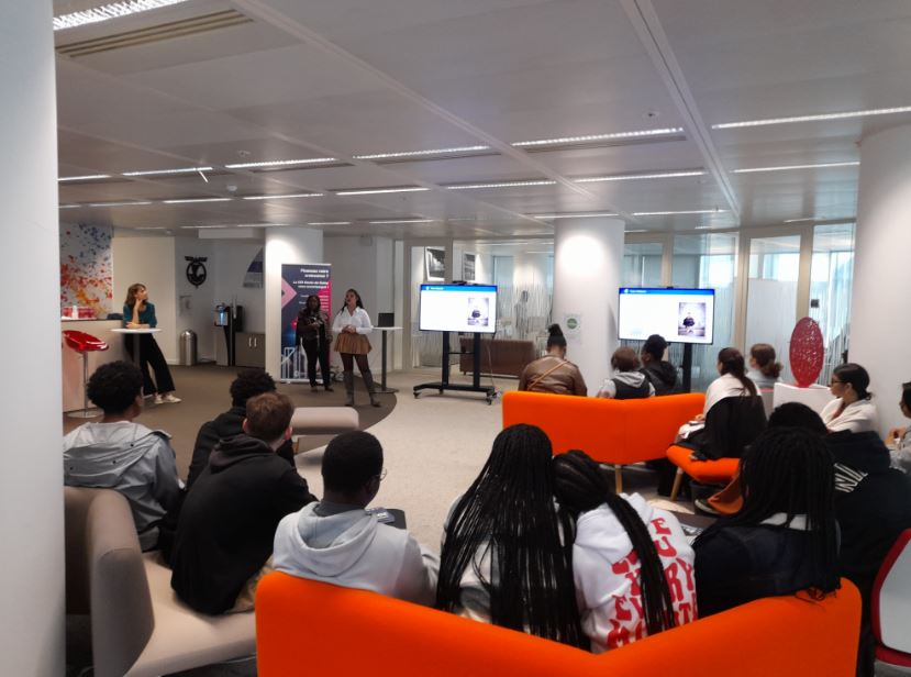 CCI_92's tweet photo. Retour sur #OptionInnovation du 14/10/22 à la #CCI92 à @ParisLaDefense pour sa 2ème édition ! Objectif : sensibiliser des lycéens de @VilleCourbevoie à l’#entrepreneuriat 💪 Merci à tous les participants 👏 #Paris&Co #lycée #innovation #sensibilisation #métiers https://t.co/05a9TR0BeU