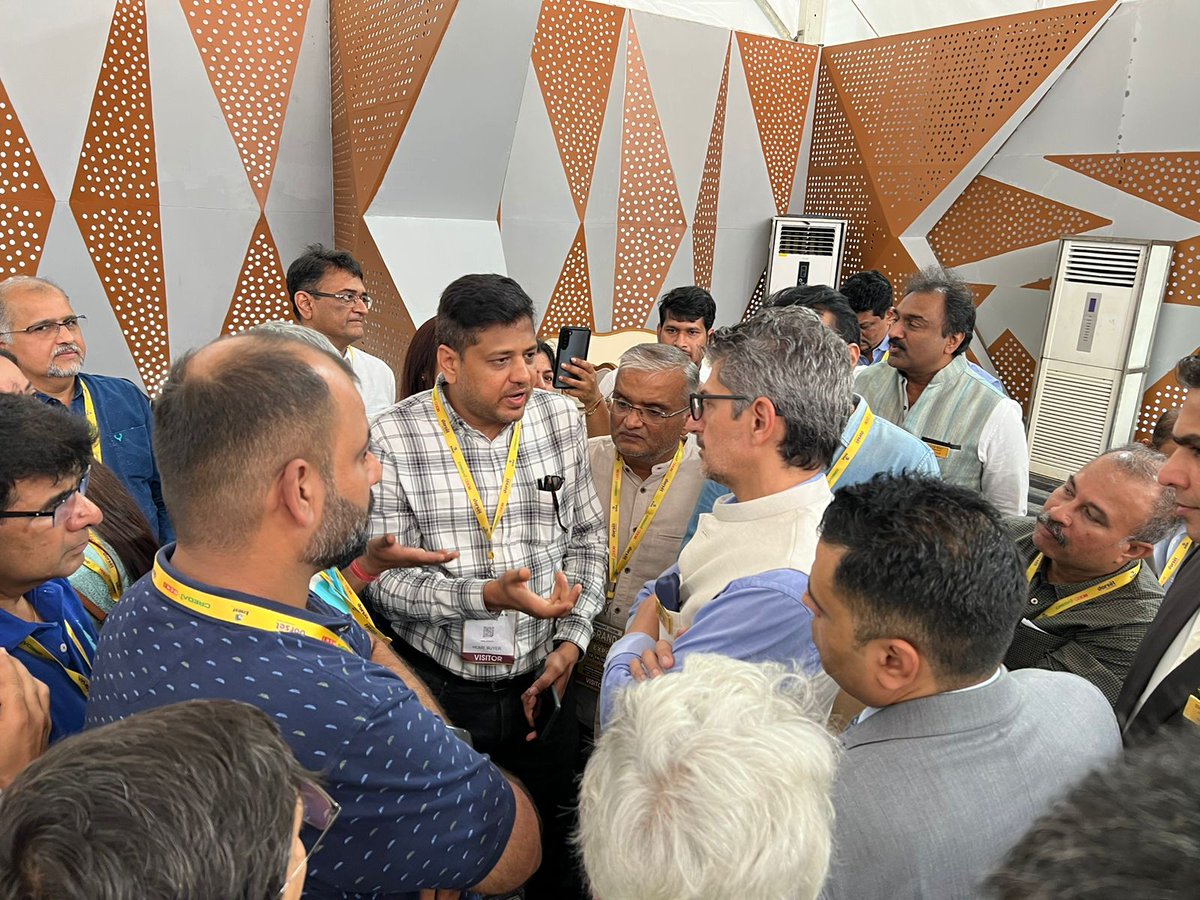 It's not hidden that once I admired Kalpataru for its projects.
Which is why it's disappointing to see it fall apart. And other developers having to rescue it at an exhibition. 

Message: When things are tough, communicate more with customers. Not less.