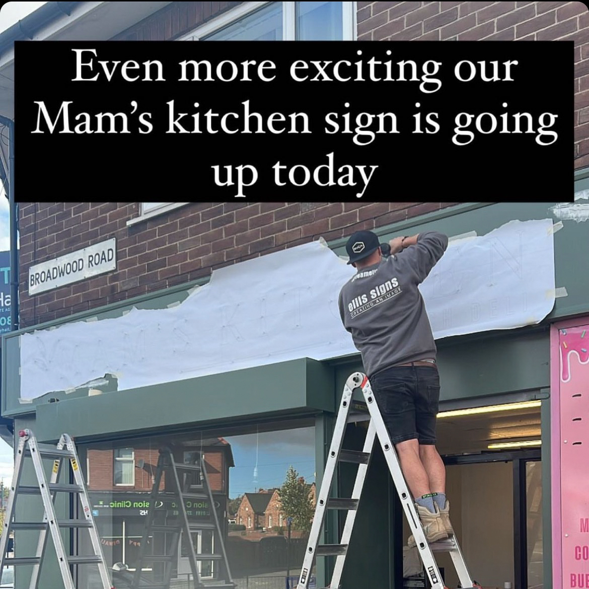 ellissigns's tweet photo. #teamellis are cooking up a storm with this 
signage for Mam's Kitchen 🧑‍🍳🥪

#signage #signagedesign #signmakers #signagemaker #exteriorsignage #externalsignage #storefront #shopfront  #newcastle #newcastleupontyne #ellissigns #creatinganimage https://t.co/EZsppIpht8