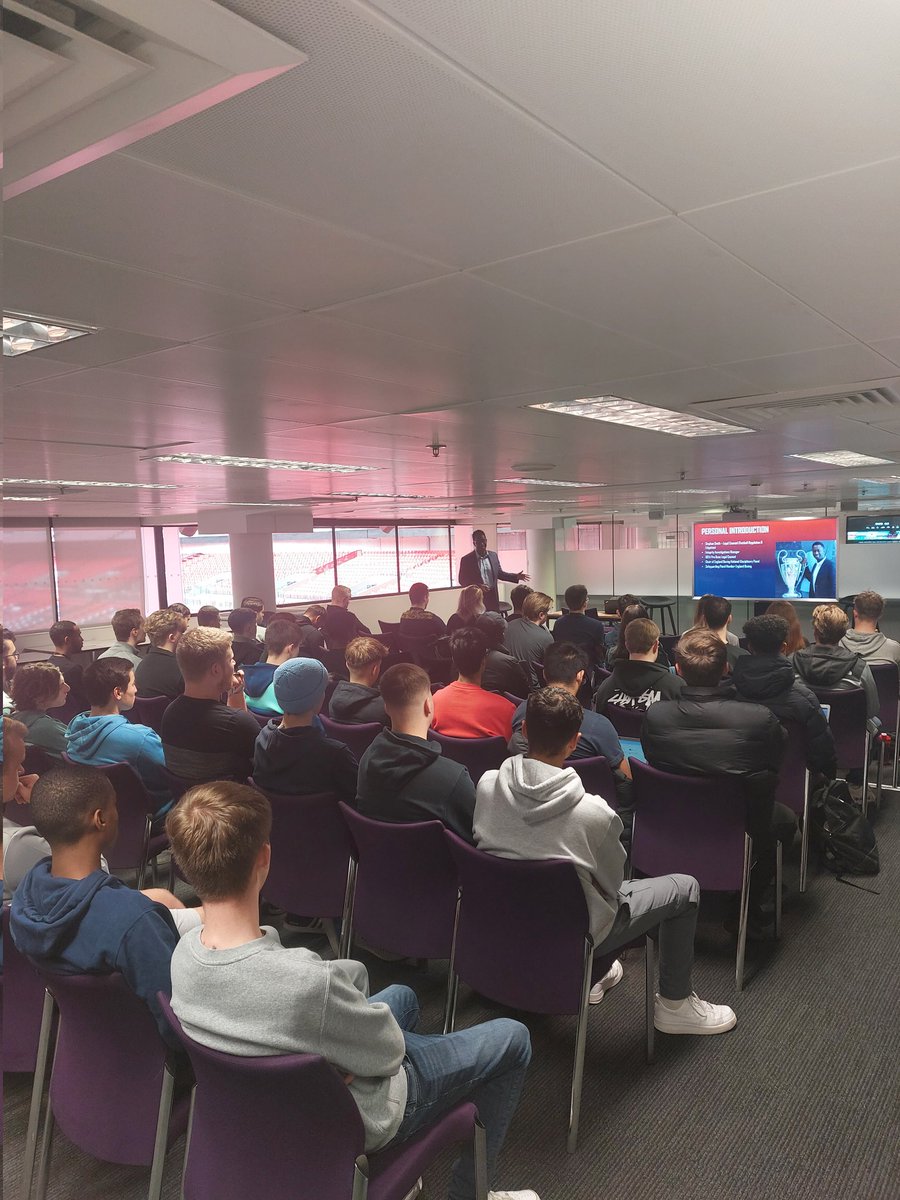 UcfbAndy's tweet photo. Huge thank you to Stephan Smith coming to @ucfb to speak to Marketing students about Governance and the relationship between the @FootballAssoc and other Governing bodies https://t.co/KghwqGjgpB