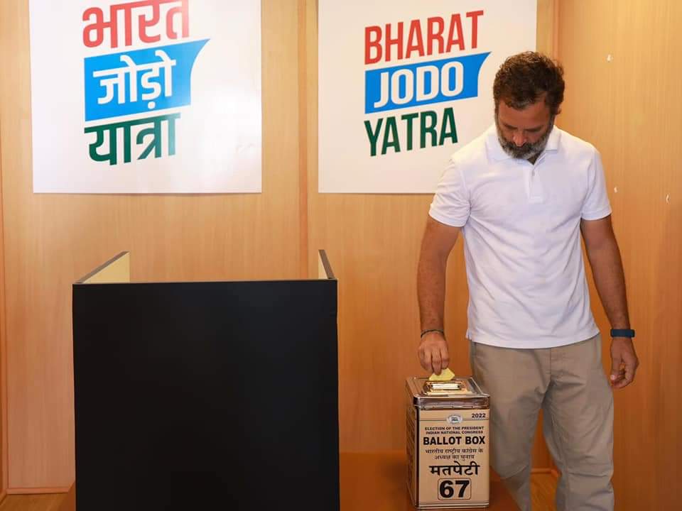 Gufran14976052's tweet photo. #40thday
#BharatJodoYatra
#RahulGandhiZindabad
आज भारत जोड़ो यात्रा के बीच कांग्रेस के लोकतांत्रिक विचारों को संजोए हुए ये सबसे मजबूत तस्वीर है जब विपक्ष का और कांग्रेस का सबसे लोकप्रिय नेता अपनी पार्टी के राष्ट्रीय अध्यक्ष के चुनाव में मतदान के लिए कतार में खड़ा होता है। https://t.co/W7MjnV65Hv