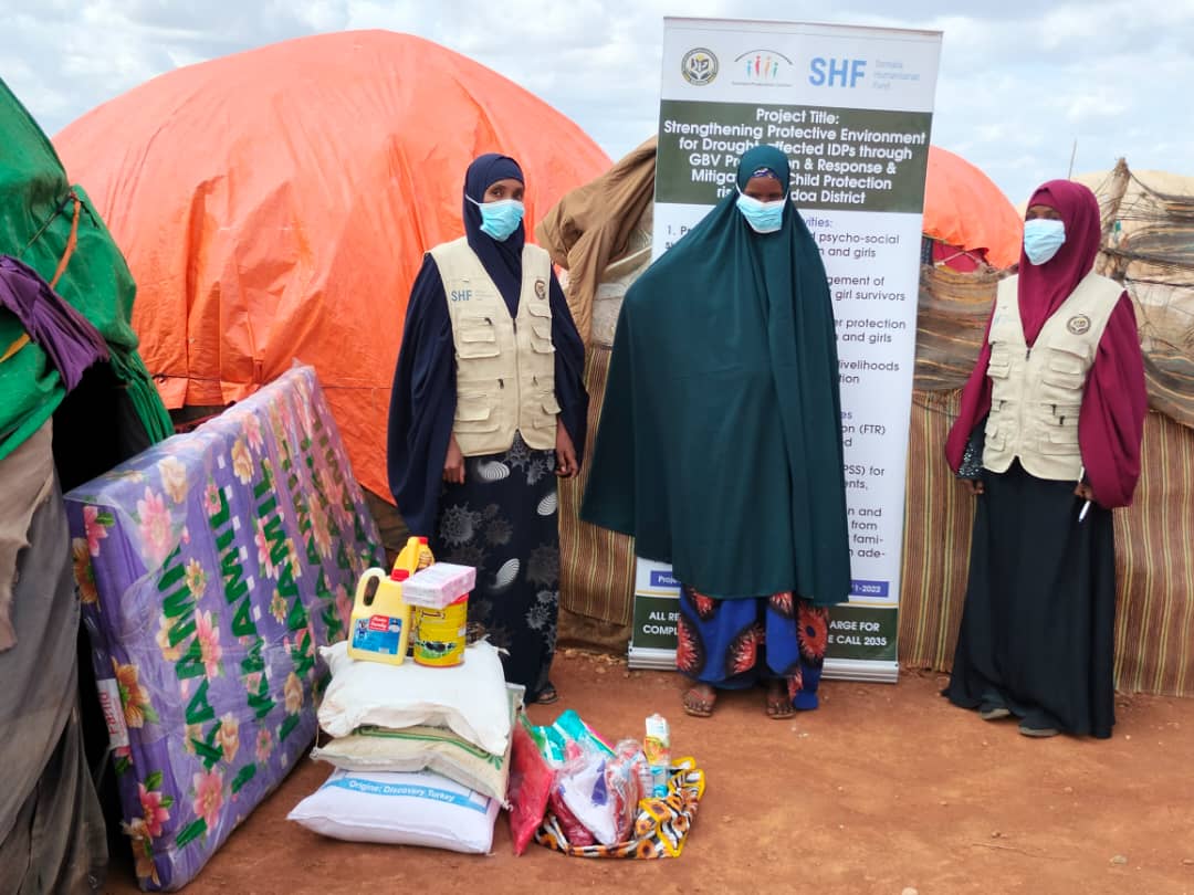 With the help of @shf_somalia, we are able to give the bare minimum for their family to get through this latest crisis. Though we always try to help as much as possible, it’s really not enough for all the people.