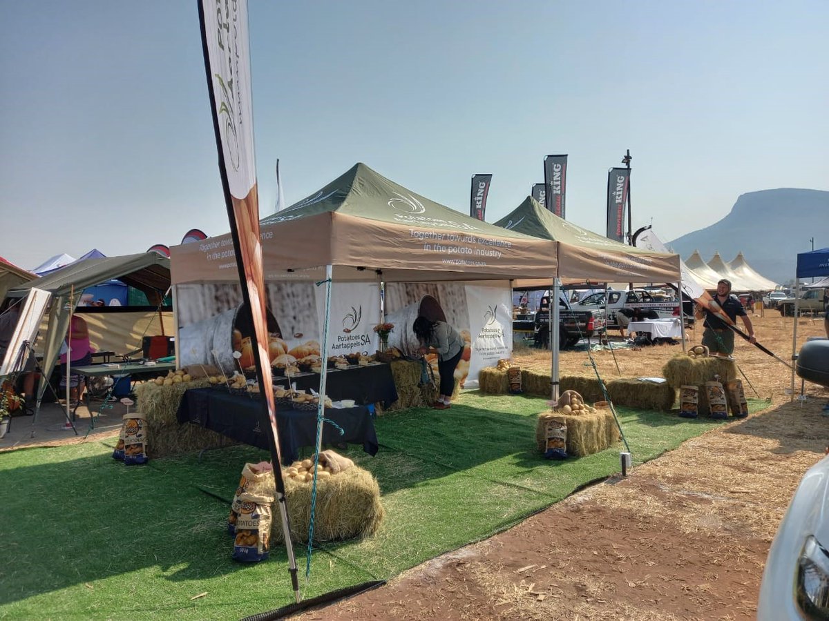 potatoes_za's tweet photo. Potatoes South Africa showed up and connected with farmers, community members and more at the Farmers Marketing Day 📢🚜🥔🌱 in Vivo, #Limpopo on 14 October 2022. "Gesondheid… uit die grond uit / Goodness from the Earth!"

#PotatoesSA | @potatoes_za | @Willie18674579 https://t.co/Vwb9Ufx66F