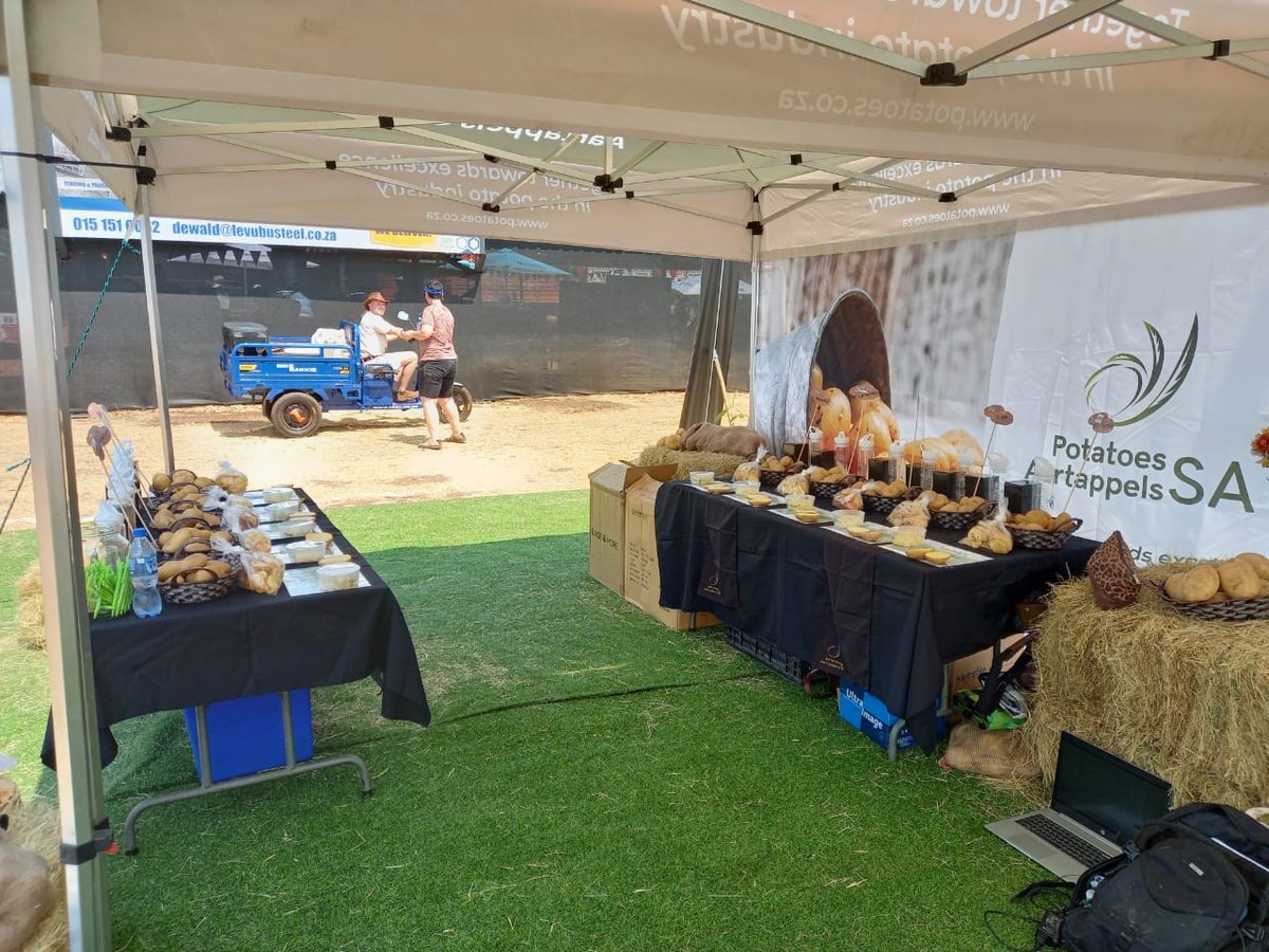potatoes_za's tweet photo. Potatoes South Africa showed up and connected with farmers, community members and more at the Farmers Marketing Day 📢🚜🥔🌱 in Vivo, #Limpopo on 14 October 2022. "Gesondheid… uit die grond uit / Goodness from the Earth!"

#PotatoesSA | @potatoes_za | @Willie18674579 https://t.co/Vwb9Ufx66F
