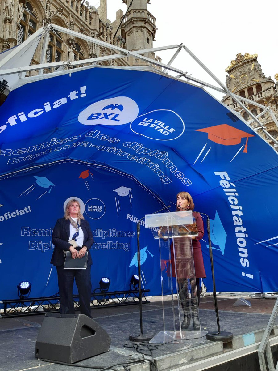 Faouzia_Hariche's tweet photo. 🤩 C’est une première; la remise des diplômes de la Haute École Francisco Ferrer a eu lieu sur la Grand-Place cette année! 🎓 Quelle fierté de pouvoir diplômer nos étudiants sur la plus belle place du monde 😍 https://t.co/dhmHsU92it