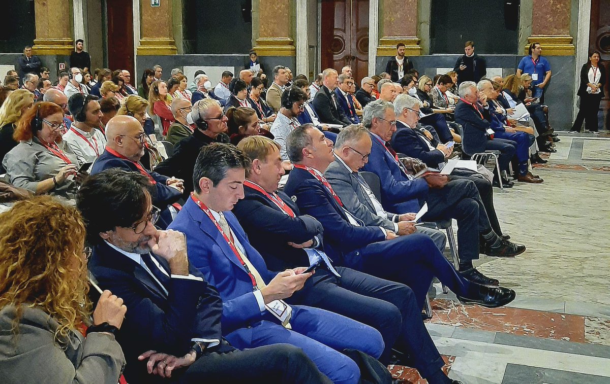 CCIAARIVLIG's tweet photo. Al tavolo
Lupi presidente @CCIAARIVLIG
Attanasio presidente @gecamcom
Assessore @benveduti @RegLiguria
Tortorelli Presidente #Mirabilia
Genova #borsainternazionaleturismo
#cameredicommercio #Liguria #unesco #Mirabilianetwork https://t.co/9ajn4WCxAx