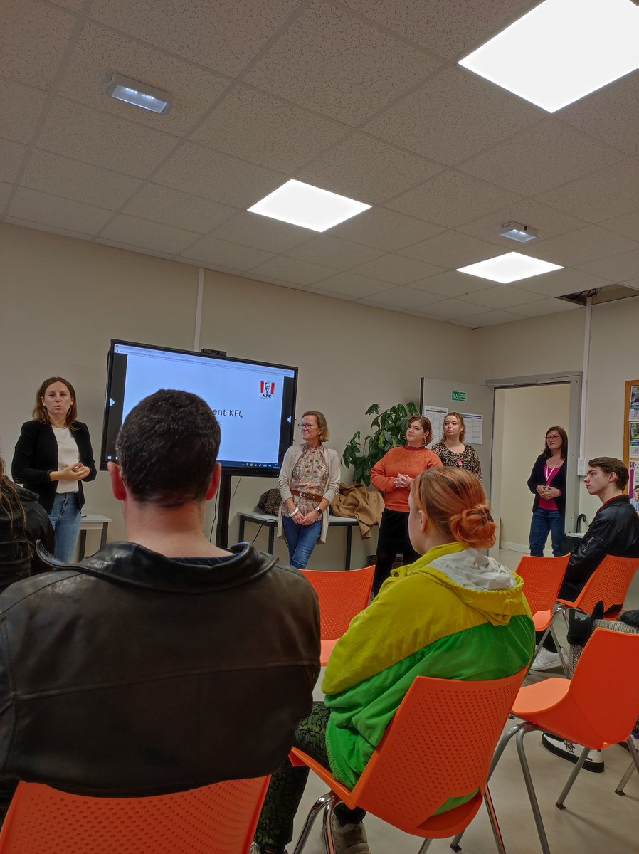 JulieCanoen's tweet photo. Pour l'ouverture de son restaurant sur #Armentieres. #KFC &amp; #PoleEmploi => recrutement en cours, #formation 
#1jeune1solution #CEJ https://t.co/PEV1nz6I9L
