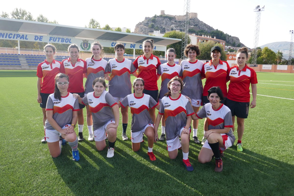 _FEDPC_'s tweet photo. 📢 Sensaciones positivas en la primera concentración de la temporada para la selección española femenina de fútbol 7 ⚽️🇪🇸 Las jugadoras empiezan a preparar con ilusión y motivación las próximas citas internacionales 

Más información 📰 en el enlace 👇
https://t.co/AucI6w0NV4 https://t.co/SJr54TM4tO