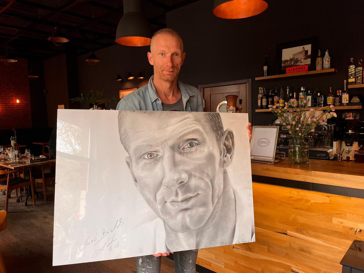 kielcehandball's tweet image. ‼ Gramy i licytujemy dla Leszka Salwy ‼

🟡 Czas na prawdziwą gratkę dla kibiców i nie tylko!Karola Bieleckiego nikomu nie trzeba przedstawiać. 
⚪️ Sześć lat temu Magda Pluszewska stworzyła duży ołówkowy portret naszego bombardiera.