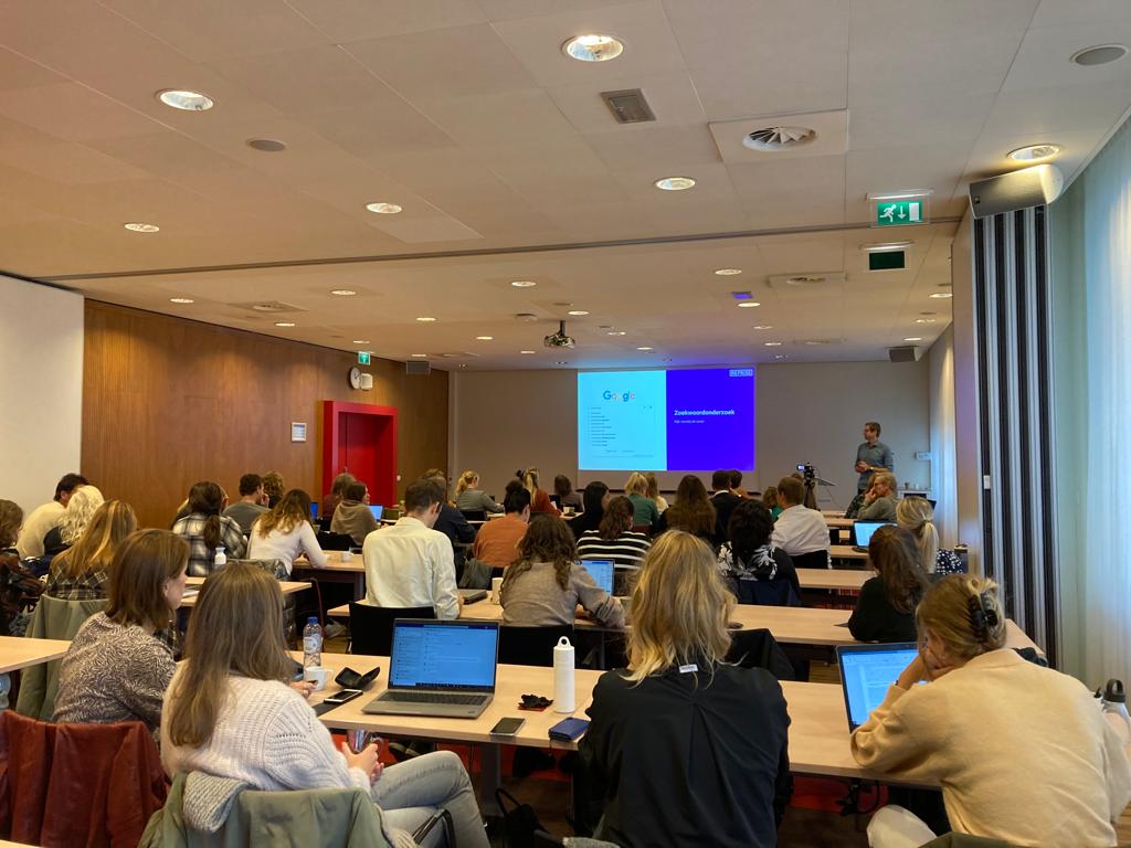 Vorige week gaf onze SEO specialist Arne van Elk een workshop bij de Vrije Universiteit Amsterdam. Samen met de mensen van de VU verwachtten we een opkomst van 35 mensen, dat werden er 60. SEO leeft!

#Reprise #Reprisedigital #initiative #Mediabrands #Houseofchallengers