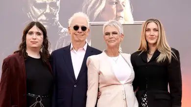 CarlaAntonelli's tweet photo. .@jamieleecurtis / Jamie Lee Curtis, posa con su hija trans por primera vez en un acto público tras su proceso de identidad y expresión de género como persona trans, las verdaderas madres actúan y se comportan así #LoveJamie 🙌🏳️⚧️ https://t.co/3ezzql5eS7 https://t.co/pIfsl3lx8d