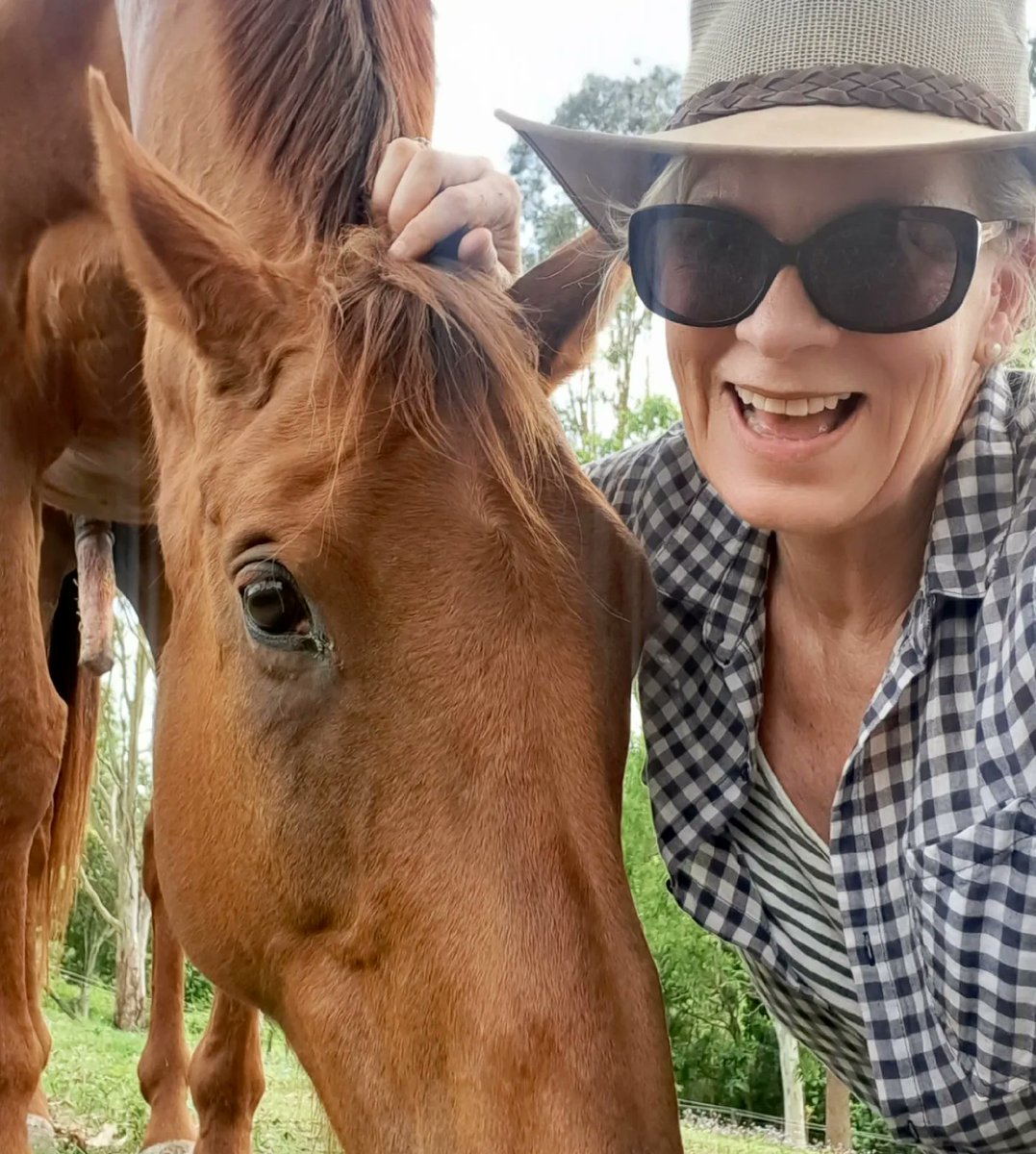 Sundays with my chosen #charity @life_with_horses_au 🐴🤎 These beautiful #exracehorses are re-educated and re-homed thanks to #sponsor #donations. 🙏💚 DM To find out more. 

#Community #GivingBack #Charity #ExRacehorses #RealEstateLife #Sunday #MelbourneCup