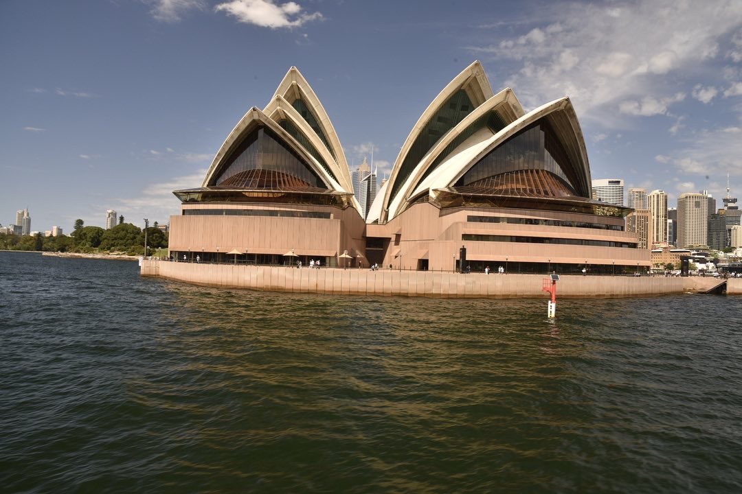 MatthewCPhotos's tweet photo. Sydney Harbour with its iconic Opera House and Harbour Bridge #Sydney #NewSouthWales #SydneyOperaHouse #SydneyHarbourBridge #CircularQuay #MilsonsPoint #SydneyHarbour https://t.co/xdNHOsHzlk