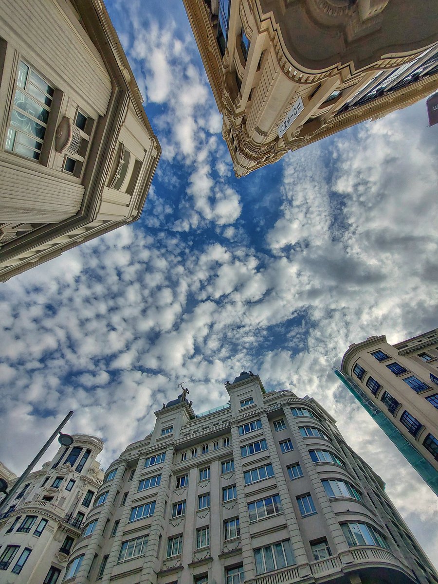 Y el cielo, al mirarlo, nos dio otra oportunidad.
Feliz lunes.
#Madrid #GranVia