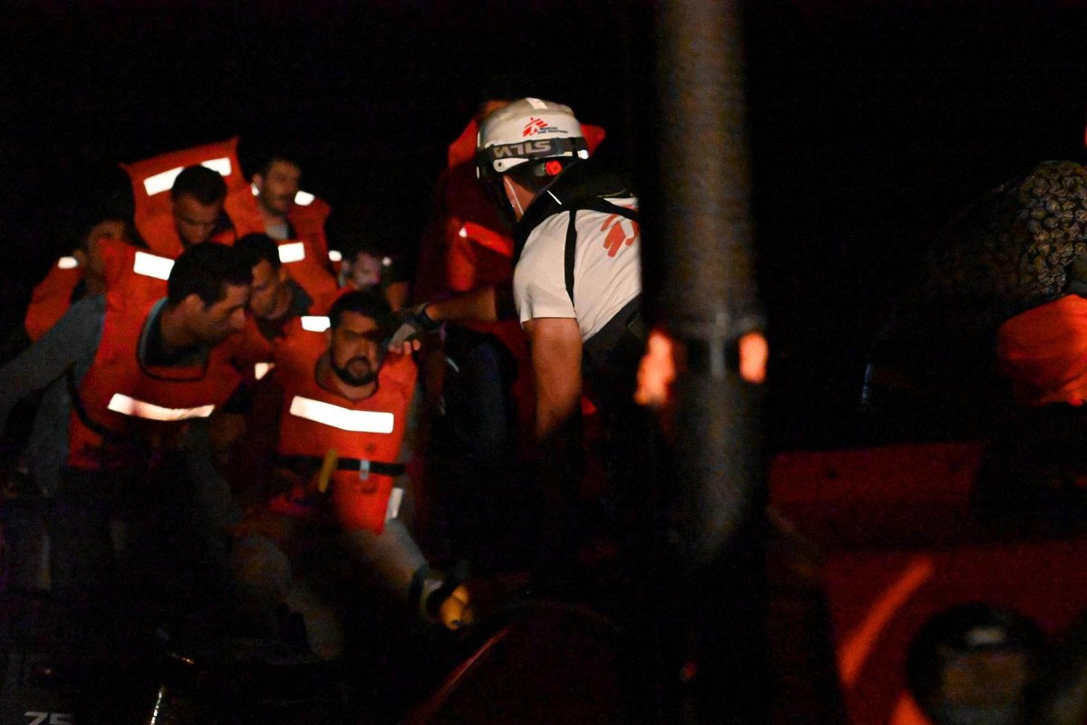 🔴 A fifth rescue has been performed a few hours later during the night following another alert shared by <a href="/alarm_phone/">@alarmphone</a>. 76 people, including 17 minors and a very young child, were in distress on a wooden boat.
