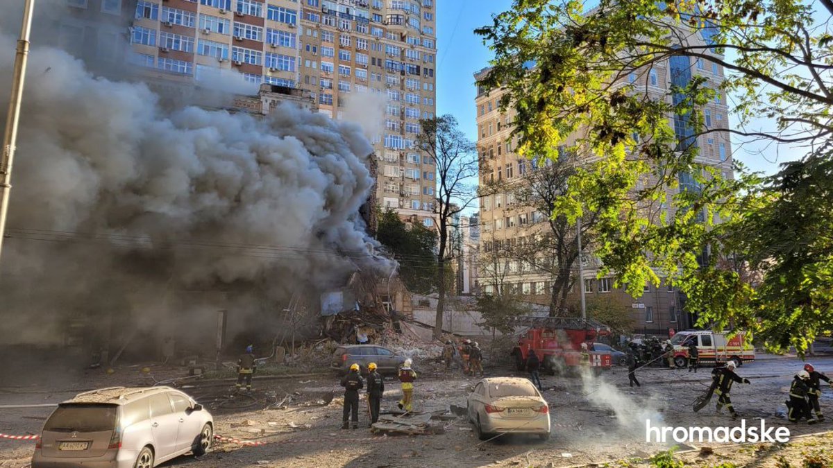 DefenceU's tweet photo. Kyiv after today's drone attack by russia.
@ZelenskyyUa 
"The enemy can attack our cities, but it won’t be able to break us. The occupiers will get only fair punishment and condemnation of future generations. And we will get victory".
📷 @HromadskeUA https://t.co/whK5ycv6K9