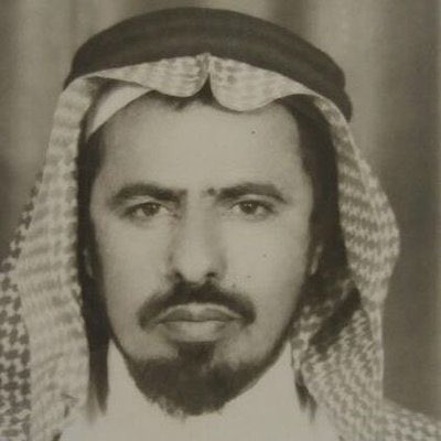 ..كان الشيخ:( محسن بن حسين طماح الشلوي) في أحد أسفاره  وقد زل وقت شربه للقهوة  حتى خرم عليها وتذكر صاحبه الشيخ  والشاعر (عايض بن شجاع الشدادي الحارثي ) رحمه الله فقال فيه مادحاً هذه الأبيات النادرة:
