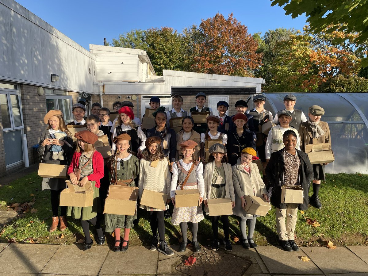 bdps_23's tweet photo. Evacuated from @brynderiprimary, on our way to @RW_Museum. @bdps_23 #HomeFront #Experiences #AmazingCostumes https://t.co/i980Q76tyv