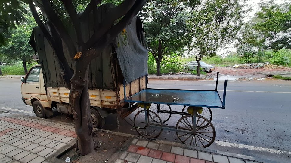 BengaluruResid1's tweet photo. @btppubliceye @Copsview @hsrltrafficps Vendor truck and cart are permanently parked on a busy  road, throughout the day and night also. Causing a lot of inconvenience and traffic jams to general public and commuters. No action is taken so far. https://t.co/nZ13GQV4C5