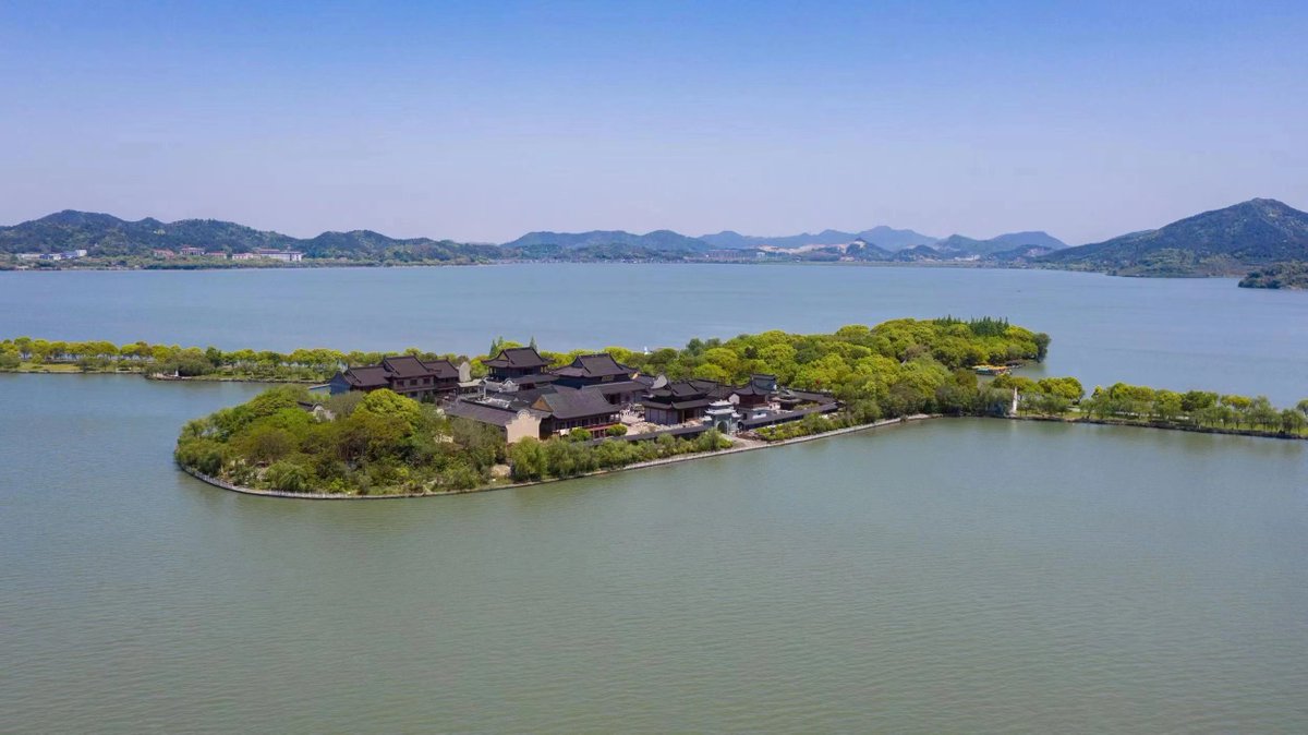 Xiaoputuo, the central #island of Dongqian Lake in #Yinzhou district, Ningbo, also known by its nickname, Xiayu, is one of the main scenic spots of Dongqian Lake Tourist Resort. #BeautifulYinzhou