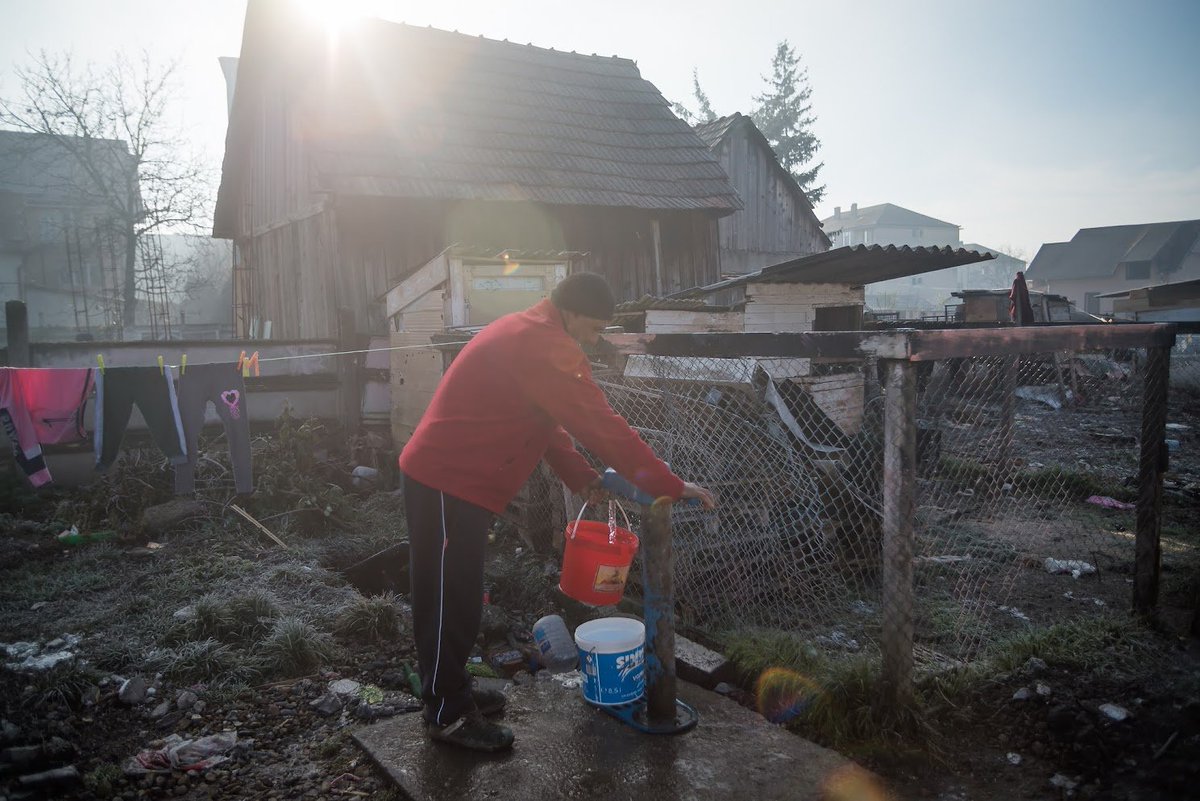 Persons living in poverty experience mutually reinforcing deprivations that prevent them from realizing their rights and perpetuate their poverty.
#ROMACT builds capacity at local level for the inclusion of all including the #Roma. 
#EndPoverty #EU4Roma