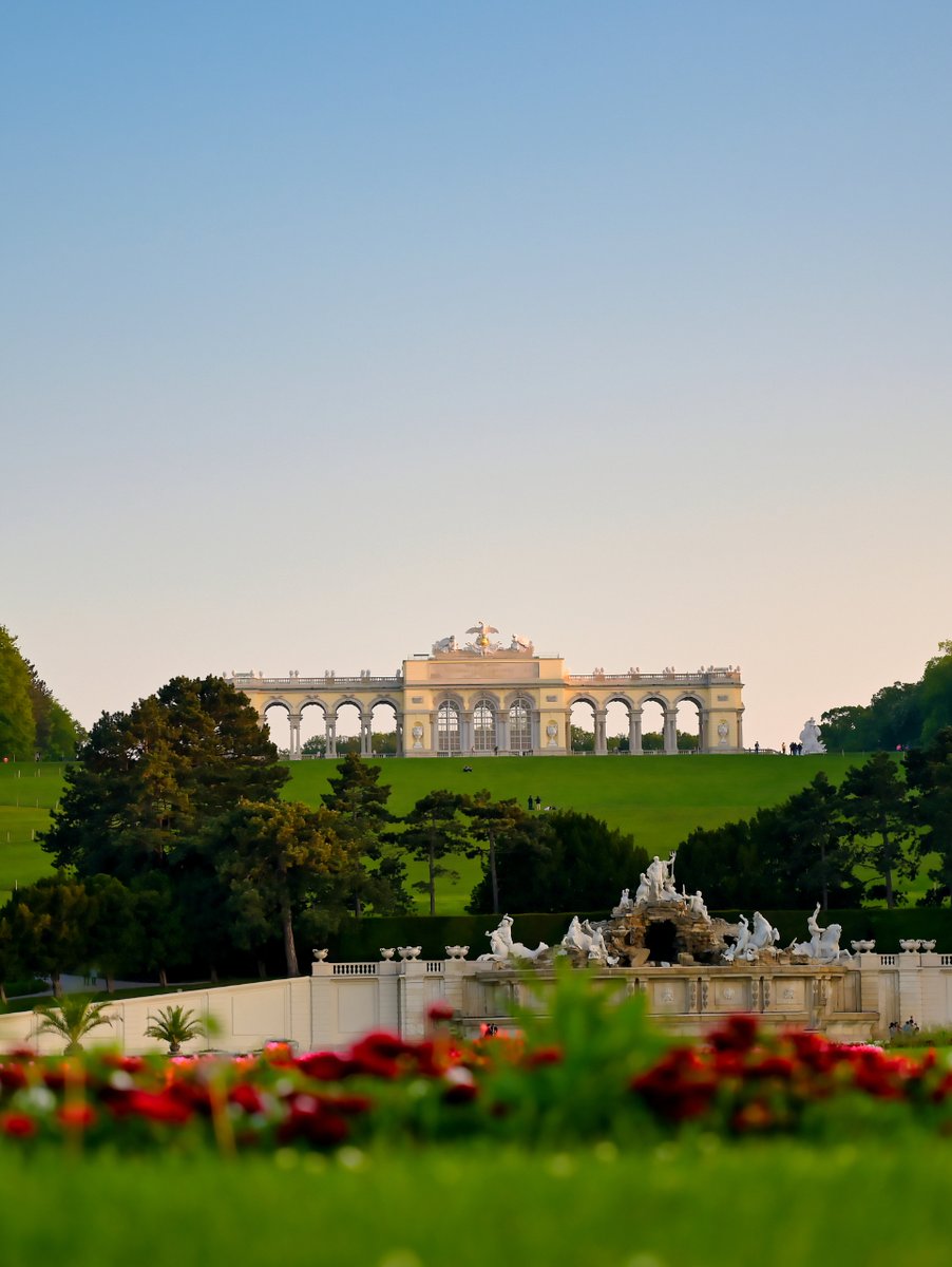 civitatis_it's tweet photo. Avete mai visitato il palazzo di Schönbrunn a Vienna? 🏰

Utilizzata per secoli come residenza estiva dei sovrani asburgici il castello di Schönbrunn è famoso anche per essere stato dimora della principessa Sissi. 👸 https://t.co/E2hwycSPFZ