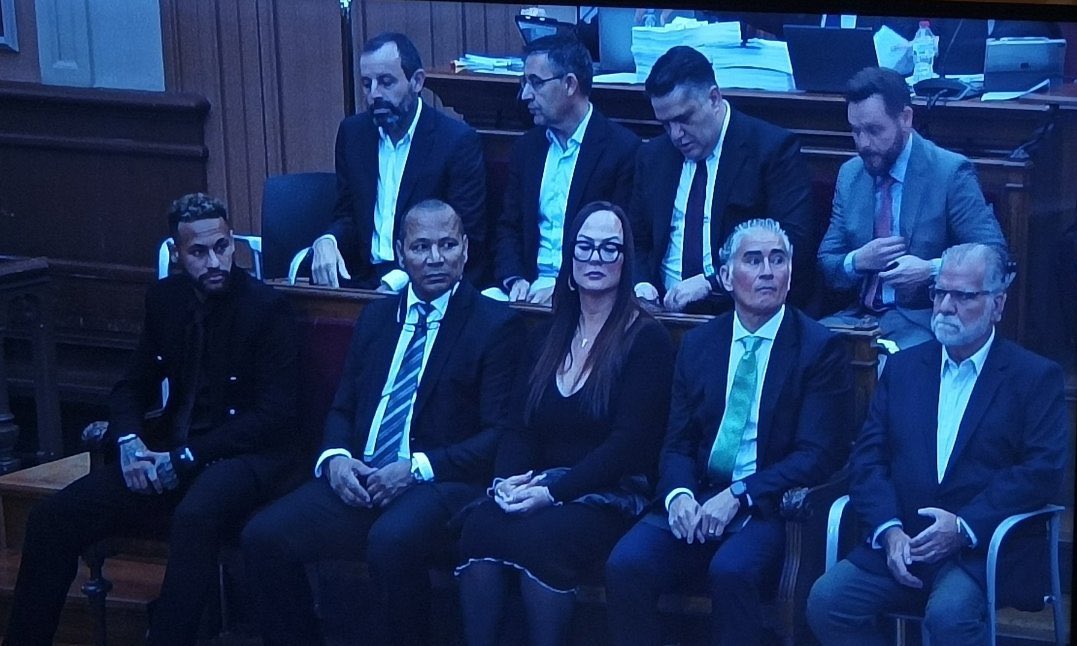 Maaarcc_FCB's tweet photo. La foto de los mafiosos:
Neymar JR, Neymar Pai, Bartomeu y Rosell. https://t.co/cpDcIVkBM4