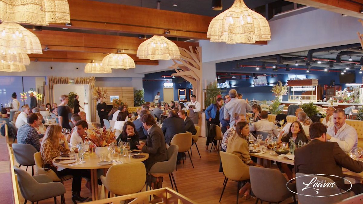 "La mejor red social es una mesa llena de buena comida y rodeada de personas que quieres."

💥 Ven a vivir una experiencia única con tus amigos y familiares. 

¡Tu mesa te está esperando! HAZ TU RESERVA YA
👉 leavesrestaurant.es/reservas

#leavesociogastroyfortuna #madrid #gastronomia