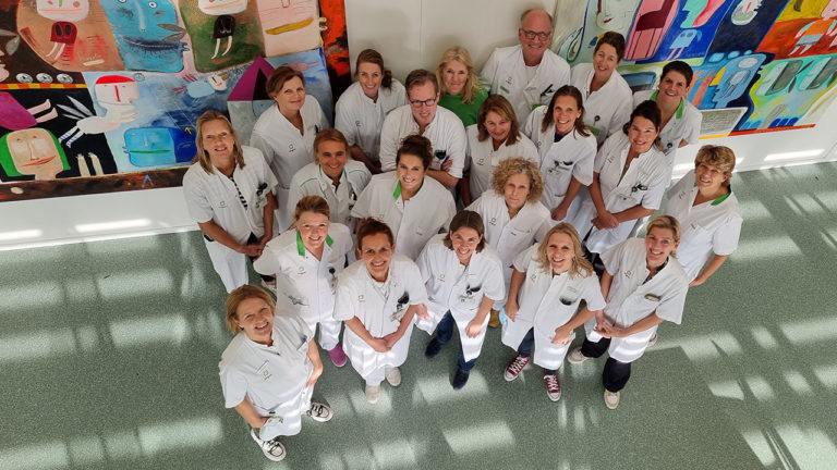 Hoe verloopt het behandeltraject bij #borstkanker precies? Met wie krijg je te maken? De bevlogen zorgprofessionals van het Mammacentrum leggen het uit, Een verhaal over samenwerken en streven naar topzorg op maat.
tergooi.nl/borstkankerzor…