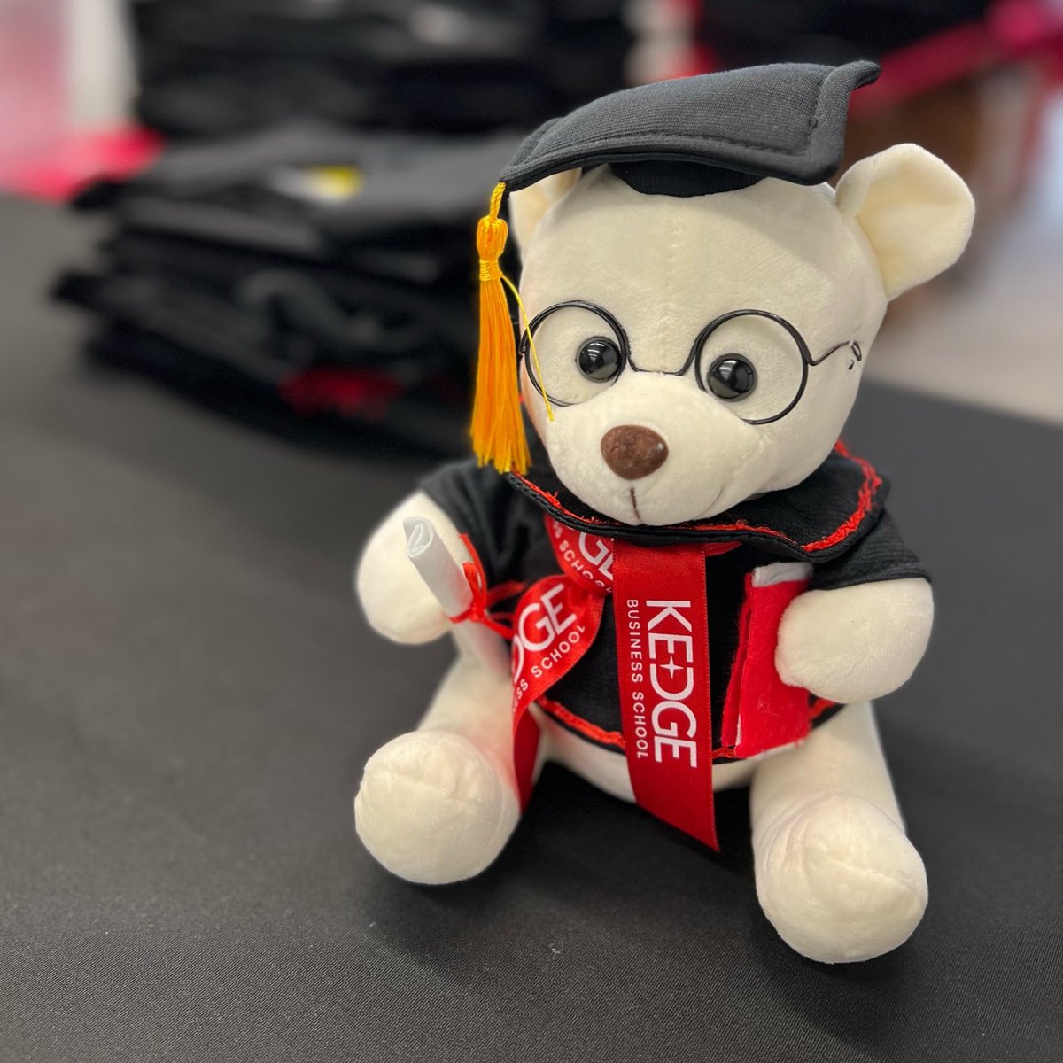 KedgeBS's tweet photo. #KEDGEGraduate 🎓 | Première remise des diplômes sur notre campus de #Paris.

Nos étudiants des programmes spécialisés @KedgeWine, @KedgeArtsSchool et #Marketing ont pu profiter d'une belle cérémonie, les mettant à l'honneur.

Félicitations à tous nos nouveaux @KEDGEBSAlumni ! https://t.co/yXOjVJGWGo