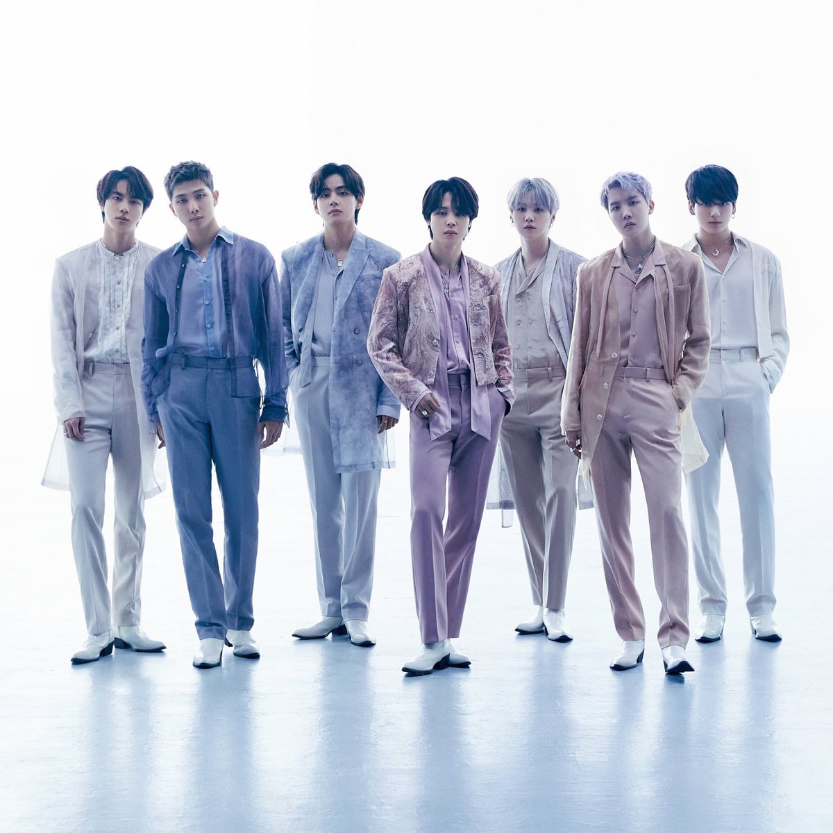 btsgaveme2wings's tweet photo. 📰 | A través de una carta enviada a los accionistas, el CEO de HYBE (Park Jiwon) mencionó que a corto plazo, incluso algunos miembros de @BTS_twt tienen agendado llevar a cabo actividades INDIVIDUALES para la PRIMERA MITAD del 2023 y hasta se tiene contenido preparado para ARMY. https://t.co/LeVwOpV8bK