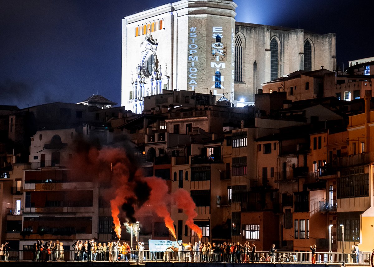Counter_Balance's tweet photo. Activists have projected a gas pipeline onto Girona cathedral to #StopMidCat!
Why? Building gas pipelines with public money is making citizens pay to keep burning #FossilFuels.
Read how new gas pipelines won't solve the 🇪🇺 energy crisis: https://t.co/gIUmwv4kPb https://t.co/bXrGMvbWHK