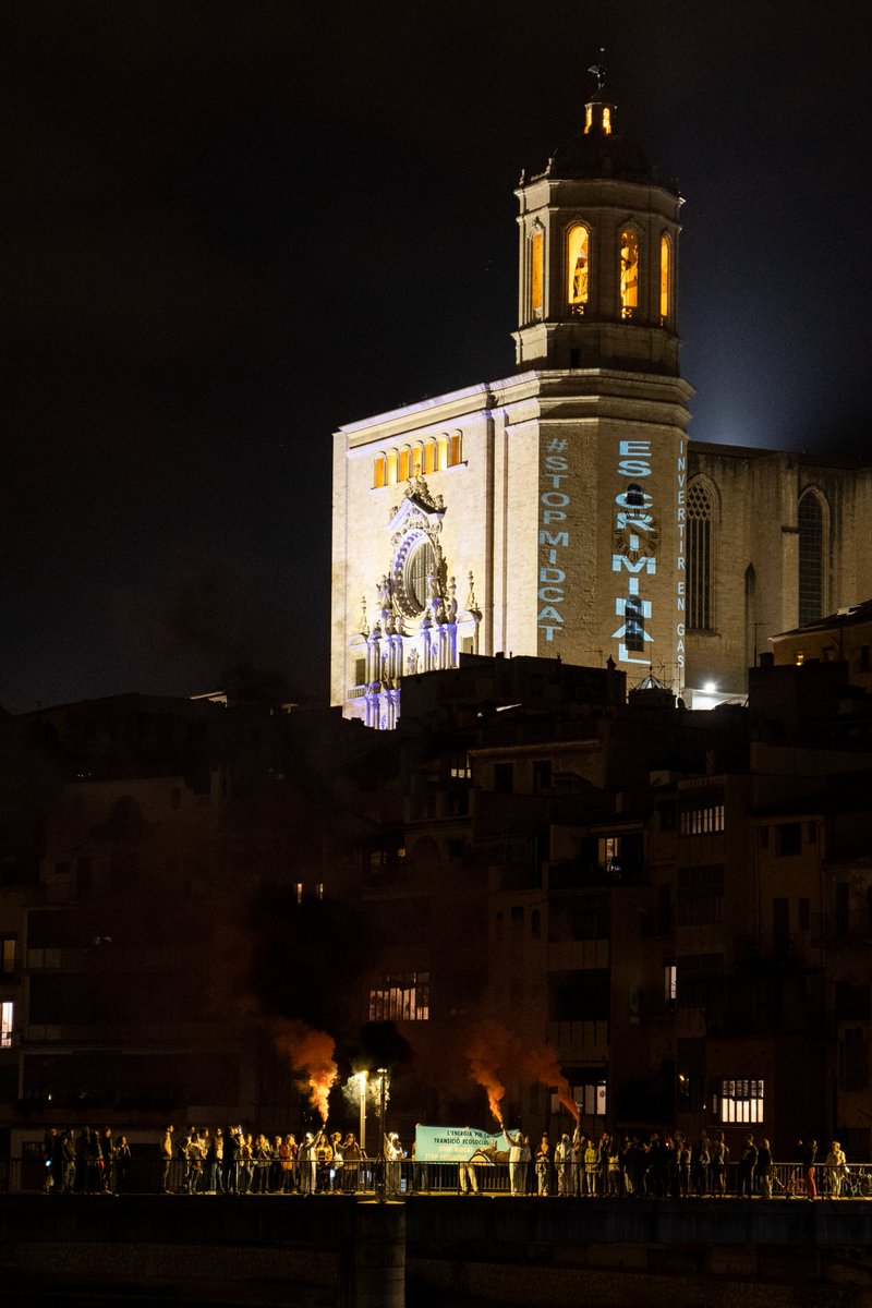 Counter_Balance's tweet photo. Activists have projected a gas pipeline onto Girona cathedral to #StopMidCat!
Why? Building gas pipelines with public money is making citizens pay to keep burning #FossilFuels.
Read how new gas pipelines won't solve the 🇪🇺 energy crisis: https://t.co/gIUmwv4kPb https://t.co/bXrGMvbWHK