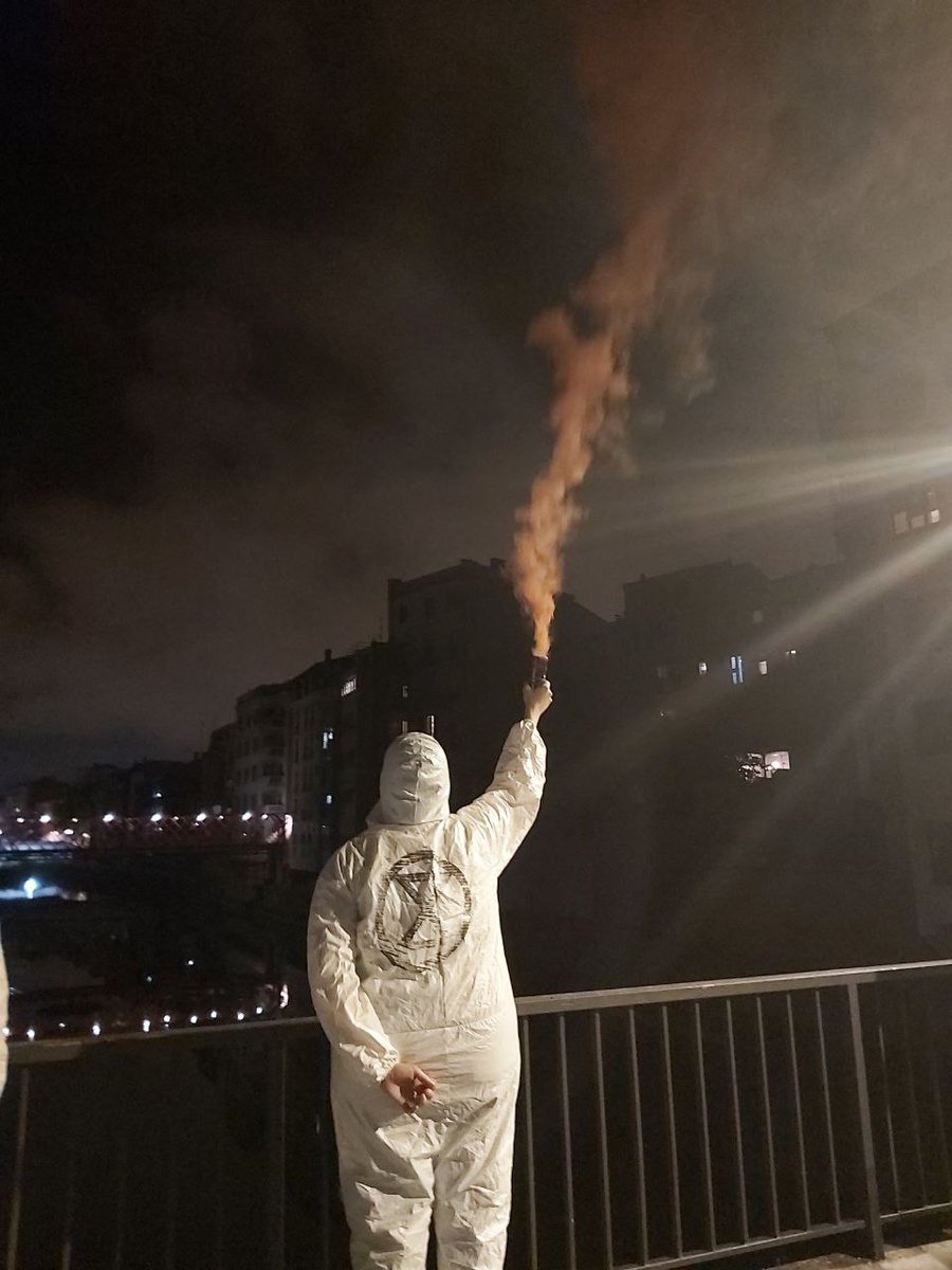 Counter_Balance's tweet photo. Activists have projected a gas pipeline onto Girona cathedral to #StopMidCat!
Why? Building gas pipelines with public money is making citizens pay to keep burning #FossilFuels.
Read how new gas pipelines won't solve the 🇪🇺 energy crisis: https://t.co/gIUmwv4kPb https://t.co/bXrGMvbWHK