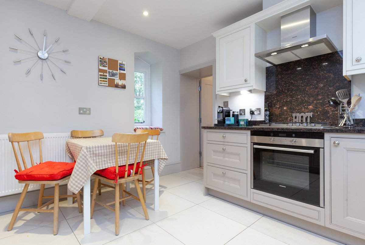 #ToLet!🏡A stunning semi-detached two-bedroom cottage in an exclusive development just south of Oxford. Converted from a Grade II-listed Victorian schoolhouse and part of the Littlemore Conservation Area! More details 👉pennyandsinclair.co.uk/property/resid…
#estateagent #rightmove #zoopla