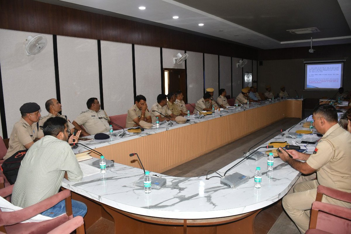 Bikaner_Police's tweet photo. दिनांक 17.10.2022 PIT-NDPS एक्ट तथा NDPS की धारा 68 एफ के तहत सम्पति अधिग्रहण के सम्बंध में 01 दिवसीय रेंज स्तरीय कार्यशाला आयोजित की गई। रेंज के अनुसंधान अधिकारी उपस्थित रहे।
@PoliceRajasthan 
@Bikaner_Police 
@sgnrpolice 
@HmghPolice 
@ChuruPolice https://t.co/j2WmZheUjr