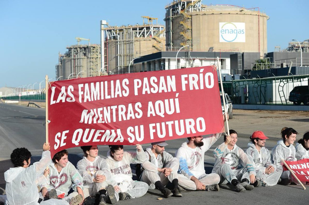 JuventudXClima's tweet photo. ⚠️ ULTIMA HORA ⚠️
Un centenar de activistas de @RebelionxClima han bloqueado el acceso a la Regasificadora de @enagas en Huelva para exigir justicia energética. Esta infraestructura alimenta el el polo químico de Huelva, donde se concentran grandes consumidores de gas fósil. https://t.co/0274DmYUpQ
