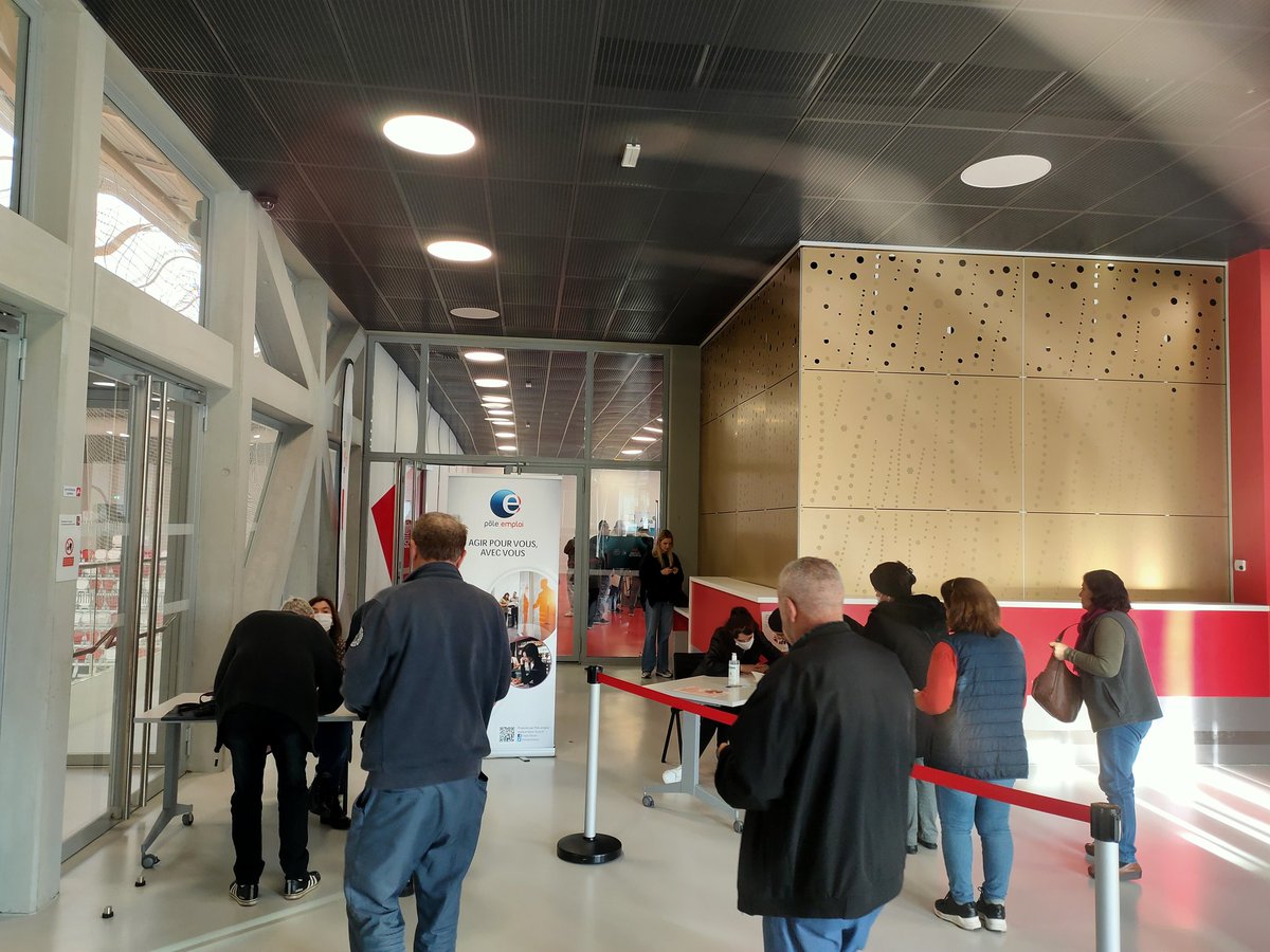 L'agence @poleemploi_GE #Mulhouse Doller a vos côtés au cœur des territoires #Quartier_Bourtzwiller😁Vous êtes déjà plus de 100 demandeurs d'emploi a échanger avec les recruteurs présents 👏 Ensemble trouvons des solutions pour l'emploi 💪. Merci à nos partenaires #Ville_Mulhouse