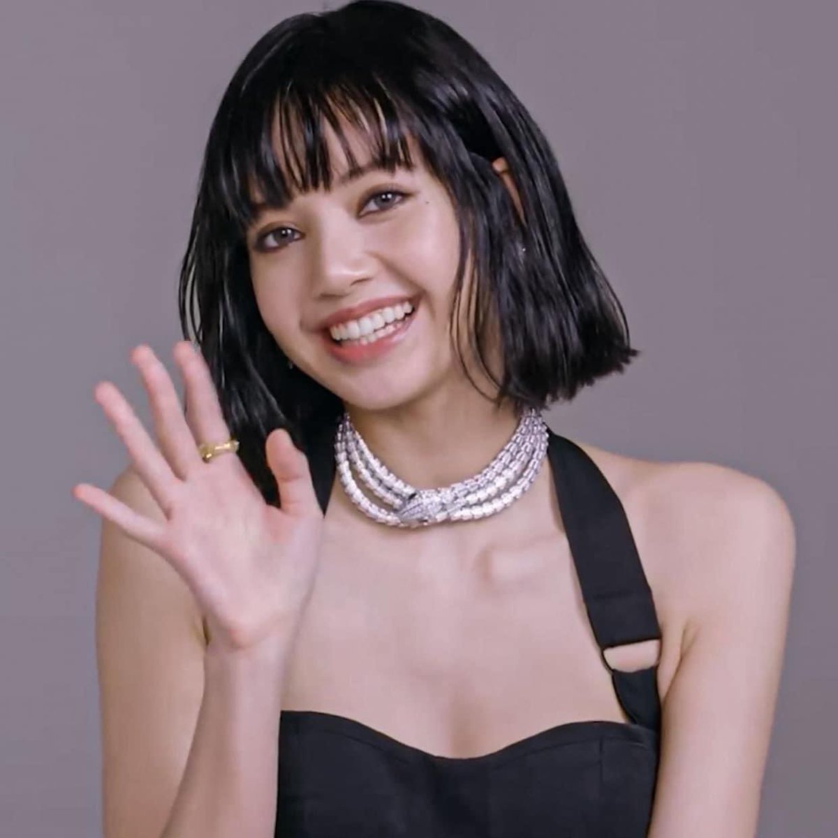 LaliceUpdates's tweet photo. “It’s a video of a 160mil baht house home tour. The owner bought @Bulgariofficial for almost 50M baht bcos of #LISA.”

c/o @MaynieMinimay

#LISAXBVLGARI
#LISA #LALISA #MONEY https://t.co/lpLErd8ZIW