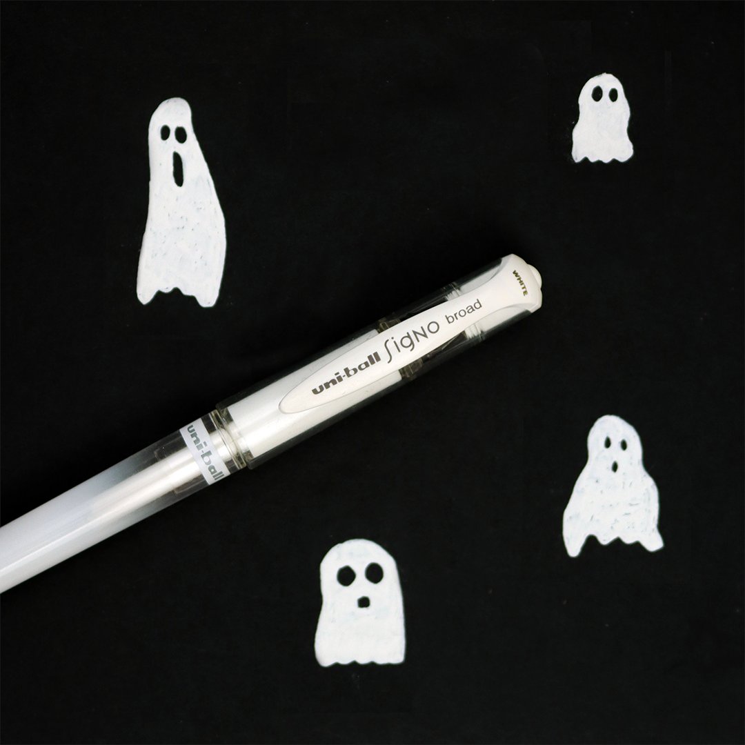 uniball_uk's tweet photo. Boooo! The way in which the white pigment in the Signo broads is SO opaque is pure spooky. But that doesn’t stop us from playing around with it on black card! Do you believe in ghosts? 👻
#Signo #SignoPens #SignoBroad #ShinyArt #SignoOnBlack #GelPens #Halloween #Ghosts #Spooky https://t.co/nLAdujcYI1