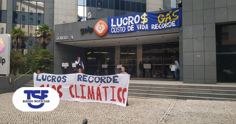 TSFRadio's tweet photo. "Lucros recorde, caos climático." Manifestantes colados à Galp para "denunciar crimes" da empresa https://t.co/xKv6zgoRrA Em https://t.co/MDmhqgLx6x https://t.co/uauFG7i1tC