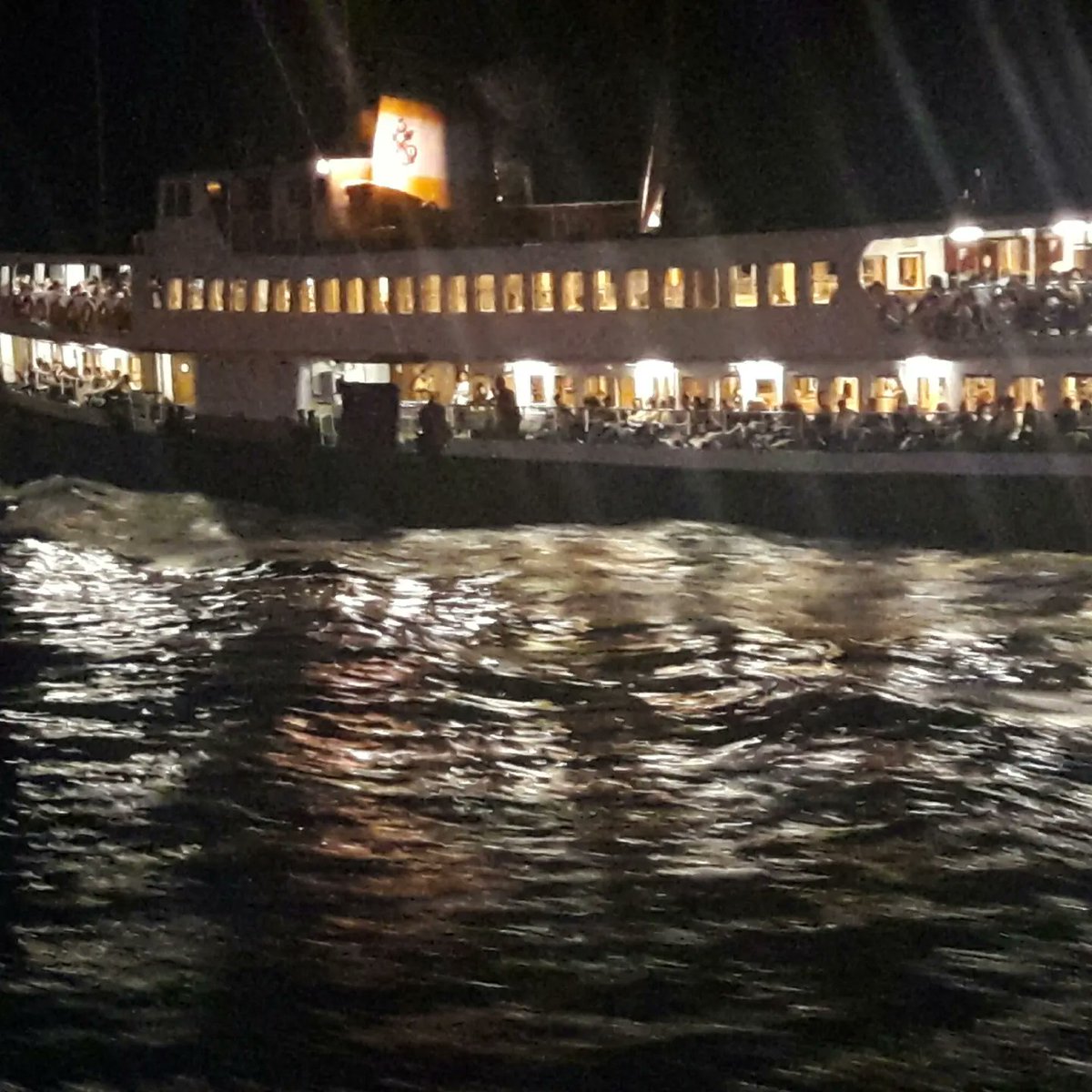 ",,,bindiğimiz vapur Sıdk Bey'di. Kendisini tanımam ama adından anladığım kadarıyla sağlam, dürüst, buluşmaya vaktinde gelir bir havası vardı."
"On beş Liralık Macera"
#edebiyat#öykü#ToplanınGidin