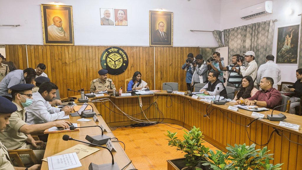 CommissionerMe3's tweet photo. आज IG Meerut Range, सभी DMs/SSP–SPs के साथ आयुक्त सभागार में समीक्षा बैठक करते हुए, आगामी प्रमुख त्यौहारों, नगरीय निर्वाचन आदि को सकुशल एवं शांतिपूर्ण ढंग के संपन्न कराए जाने के निर्देश दिए गए। @UPGovt @ChiefSecyUP @CMOfficeUP https://t.co/0nDL96BYbD