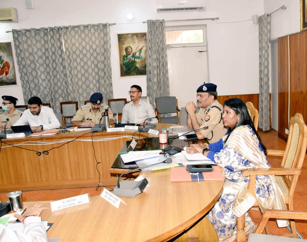 CommissionerMe3's tweet photo. आज IG Meerut Range, सभी DMs/SSP–SPs के साथ आयुक्त सभागार में समीक्षा बैठक करते हुए, आगामी प्रमुख त्यौहारों, नगरीय निर्वाचन आदि को सकुशल एवं शांतिपूर्ण ढंग के संपन्न कराए जाने के निर्देश दिए गए। @UPGovt @ChiefSecyUP @CMOfficeUP https://t.co/0nDL96BYbD