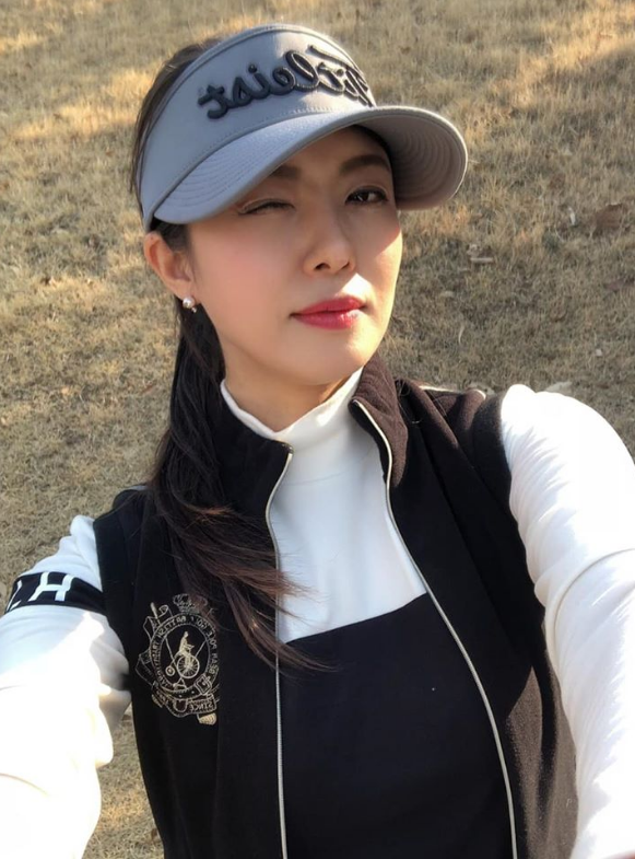 NijimberePonti1's tweet photo. 주말이라 더욱 허전하고 외롭네요 ㅠㅠㅠ
주부라 마니 심심한편입니다
트윗님들 편하게 소통하면서~
하트찍고 쪽지로 나이보내주세요^^
#유부녀 #주부 #소통  #아줌마 #주말 #일상 #하트 https://t.co/Ws7SFPGXJx